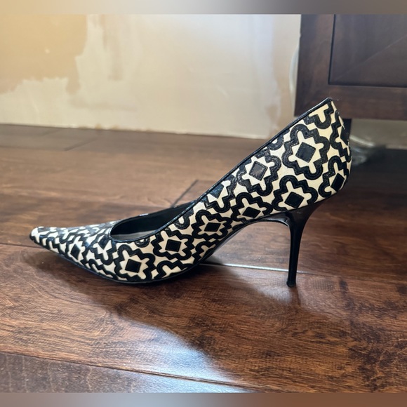 Rene Caovilla White and Black Geometric Print Pumps 40 - Picture 4 of 10